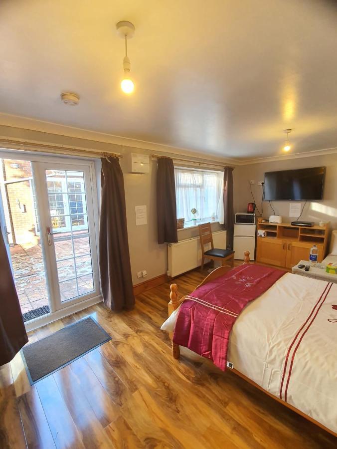 Spacious, Fully Detached Studio Flat With Free Parking And Private Entrance - Up To 4 Guests Slough Exterior photo